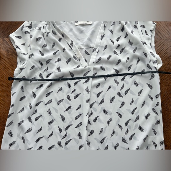 White and Black Feather Patterned Women's V-Neck Short Sleeve Blouse Sz M - Picture 7 of 9